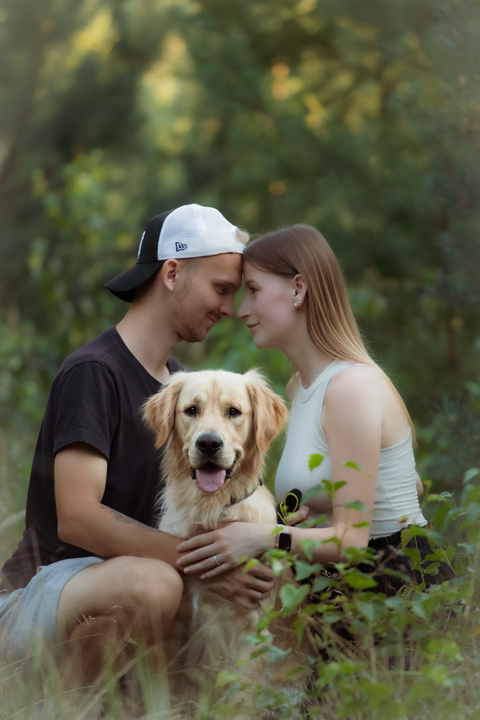 Milující pár s psem v podzimním prostředí