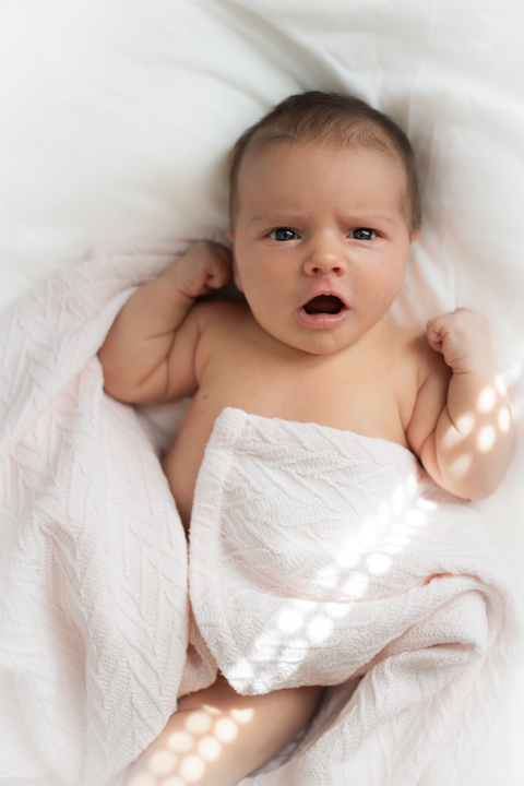 Novorozené miminko v bílé dečce