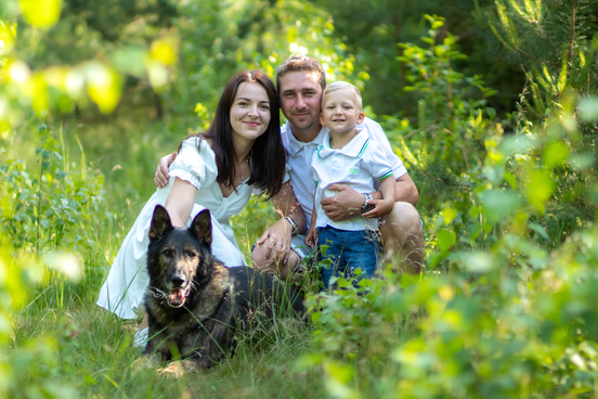 Rodinné focení - šťastná rodina s dětmi v přírodě