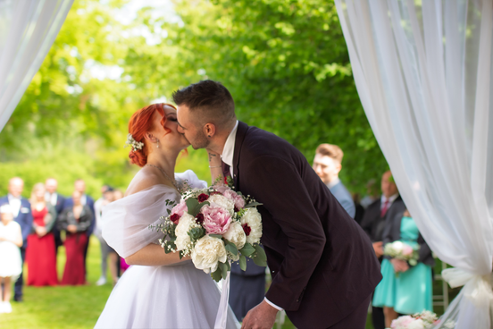 Svatební obřad - novomanželský pár v přírodě