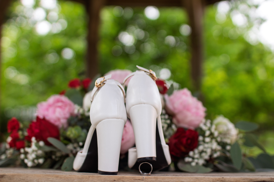 Svatební nevěsta v bílých šatech